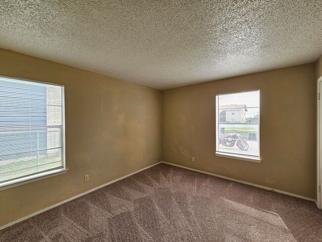 Building Photo - RENT SPECIAL - AVAILABLE NOW!