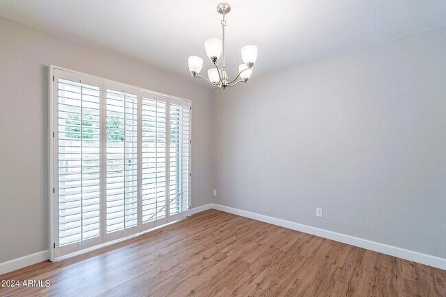 Building Photo - 110 W Seldon Ln