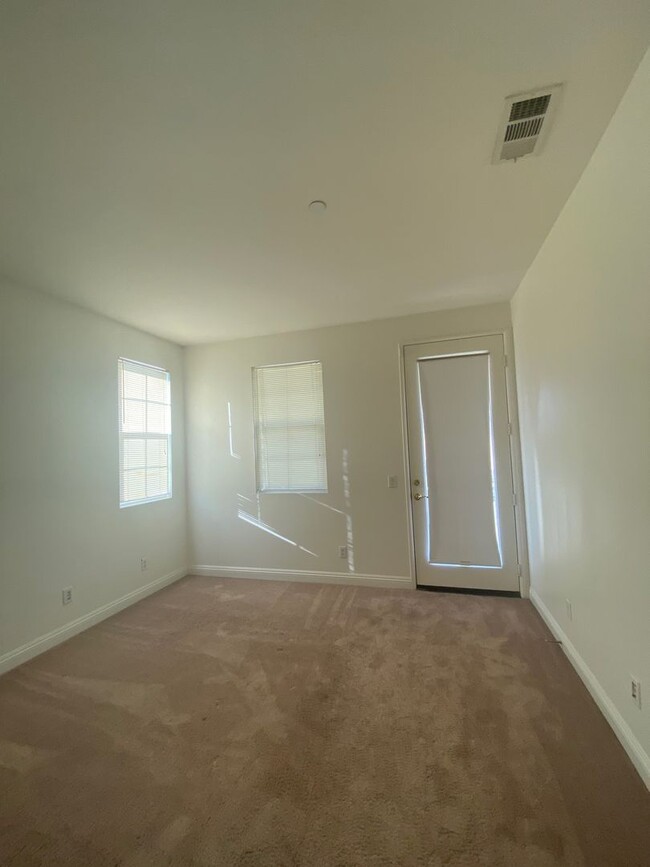 Building Photo - Loma Linda 4 Bedroom Located in Mission La...