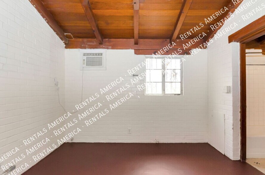 Building Photo - 947 N Alvernon Way