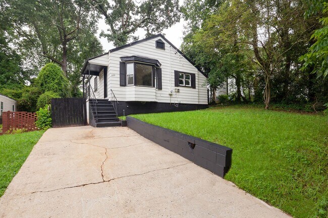 Building Photo - Beautiful Newly Renovated 2/1 w/ Large Fen...