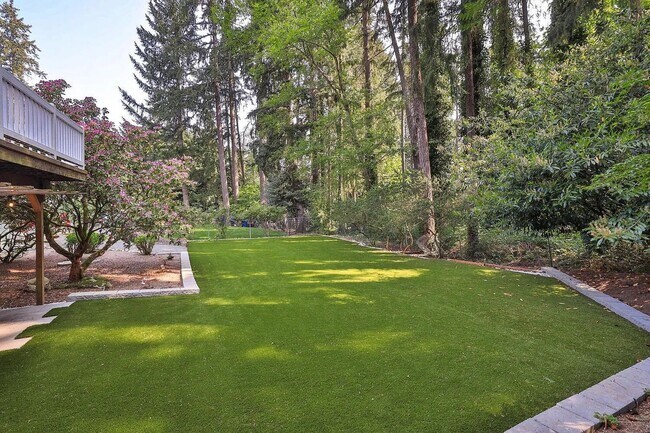 Building Photo - Remodeled Bellevue Home