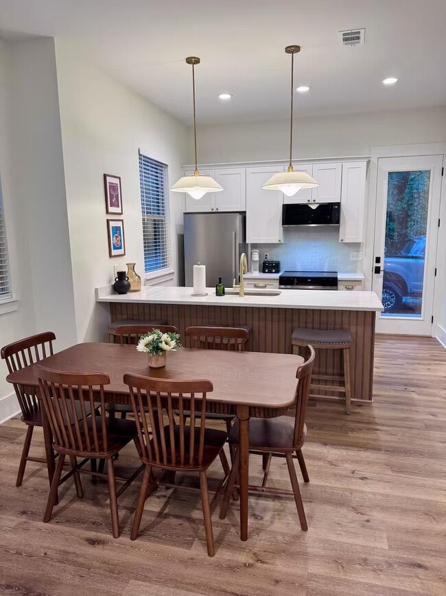 Building Photo - 637 E Seaboard St