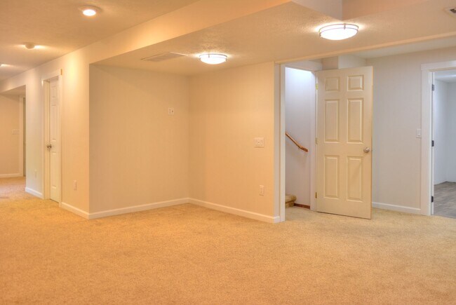 Building Photo - Huge South Hill Beauty