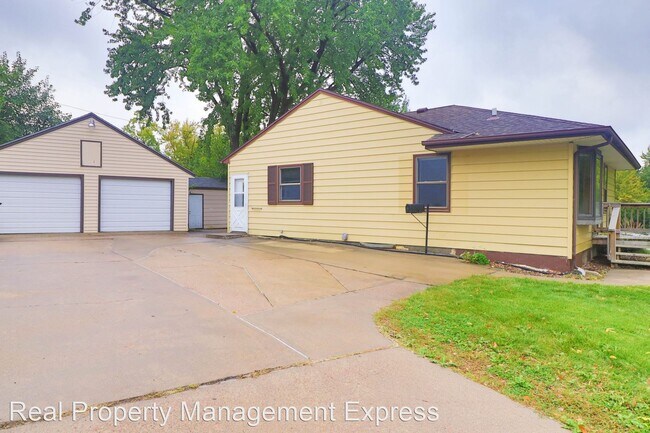 Building Photo - 3 br, 1 bath House - 2905 E 19th Street