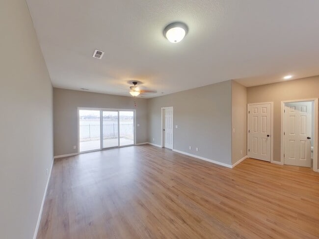 Building Photo - 447 S Longbranch Dr