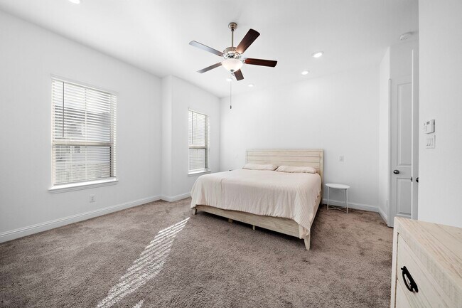 Building Photo - 11008 Mikula Dr