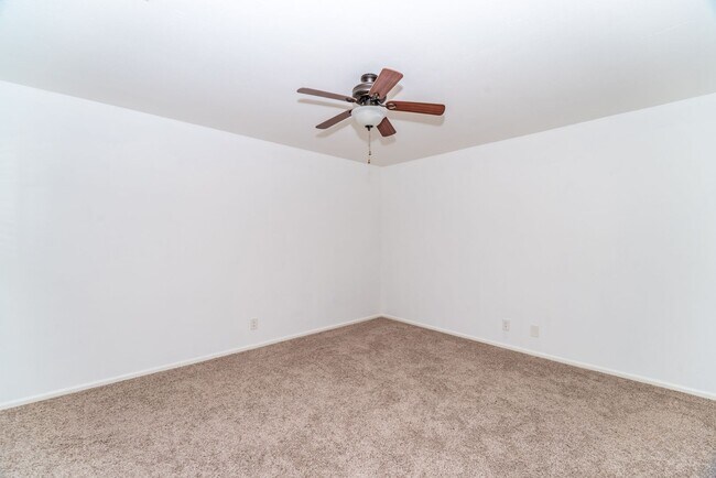 Building Photo - RENOVATED 2-BEDROOM IN WHISPERING OAKS