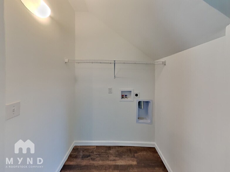 Building Photo - 743 The Heights Ln