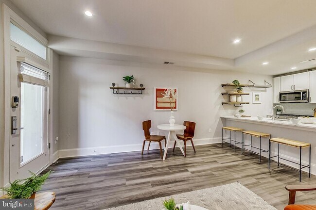 Building Photo - 819 D St NE