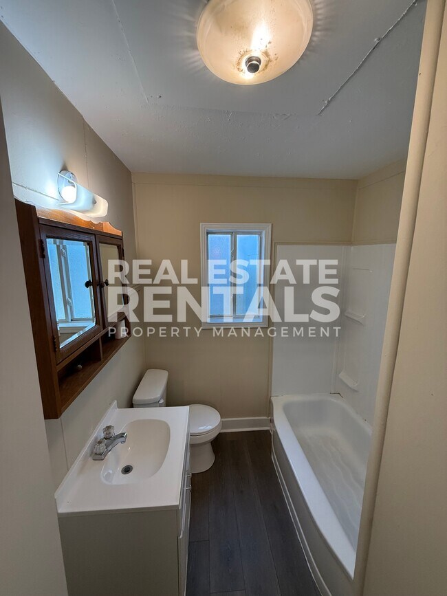 Building Photo - 504 Pearl St