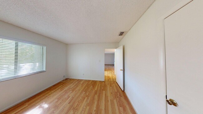 Building Photo - 1BR/ 1BA Condo In Springwood   ** Water In...