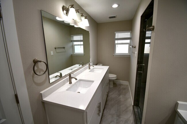 Building Photo - Beautifully remodeled 4 bedroom, 3 Bath
