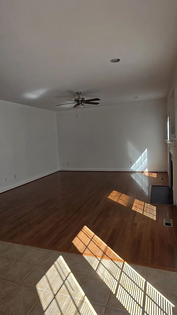 Building Photo - 5591 Scotsview Dr