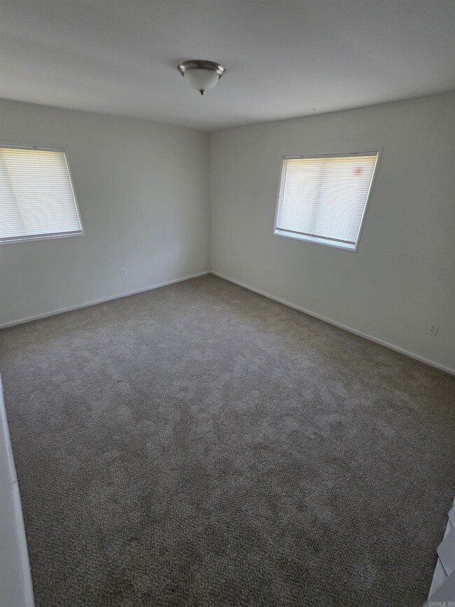 Building Photo - 4 N Meadowcliff Dr