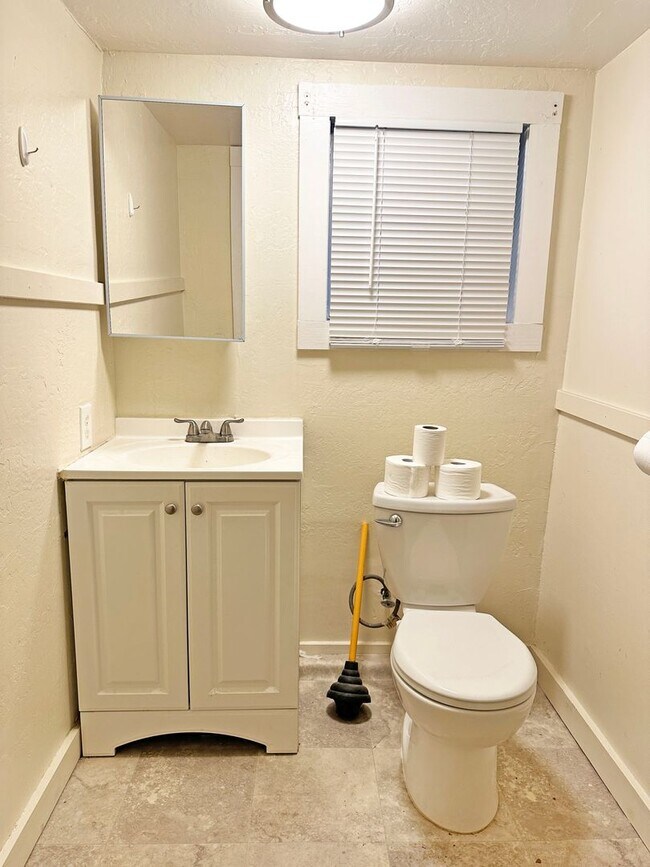 Building Photo - 5bed/2bath Single Family Home!