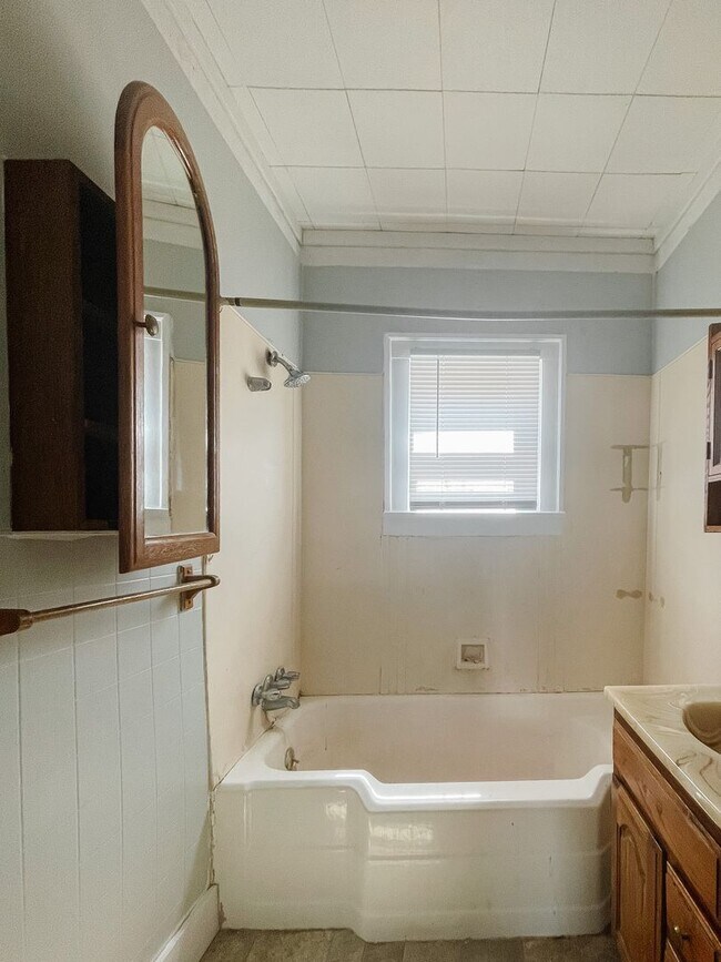 Building Photo - 2 bed House w/ Garage + Washer + Dryer in Unit