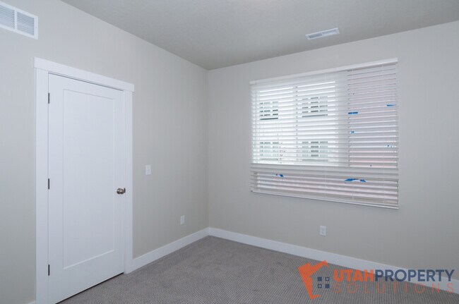 Building Photo - 995 W 360 S