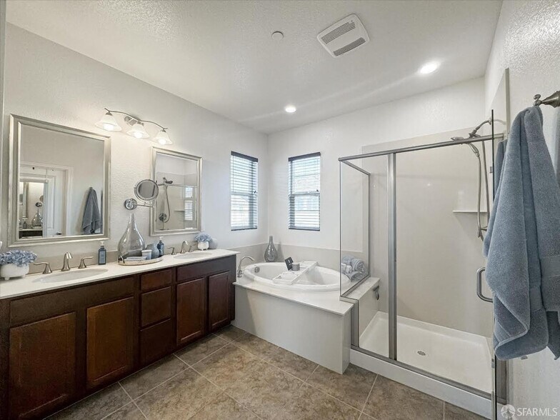 Building Photo - 2210 Salice Way
