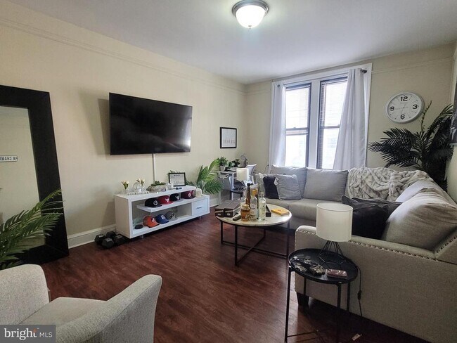 Primary Photo - 2031 Locust St