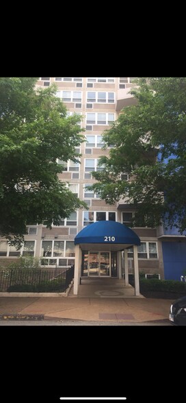 Building Photo - 210 N 17th St
