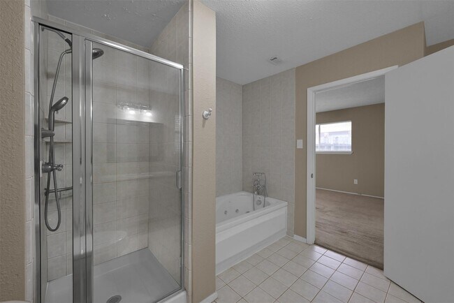 Building Photo - 16858 Gleneagle Dr N