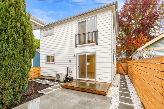 Building Photo - Newer 2 Bedroom Home in the Phinney Area