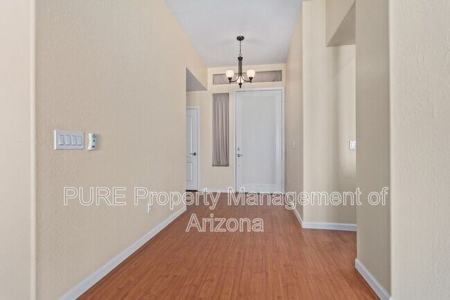 Building Photo - 737 S Sycamore Pl