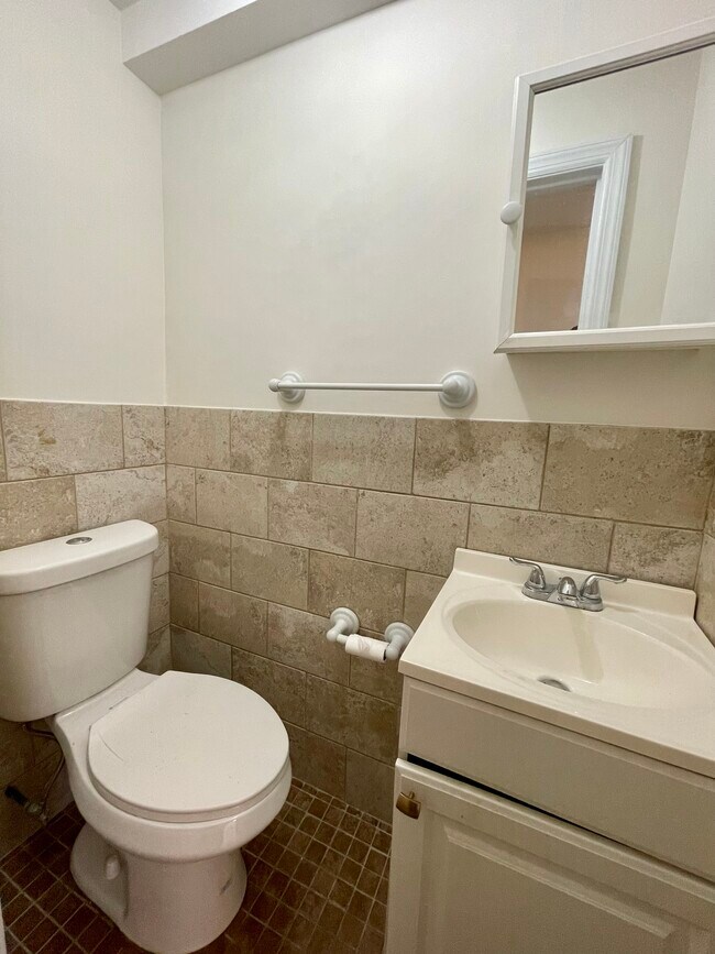 Building Photo - 1820 Albany Ave