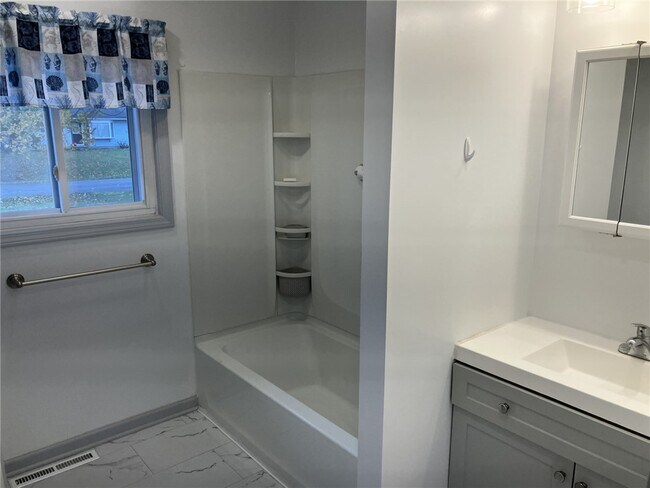 Building Photo - 46 Sienna Dr