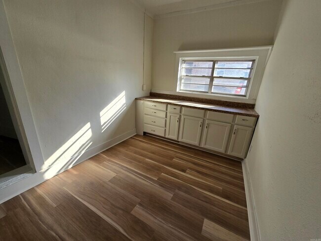 Building Photo - 709 W 44th St