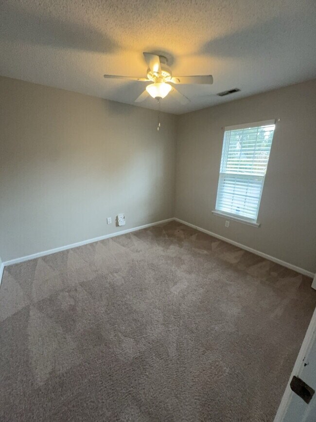 Building Photo - 121 Suffolk Cir