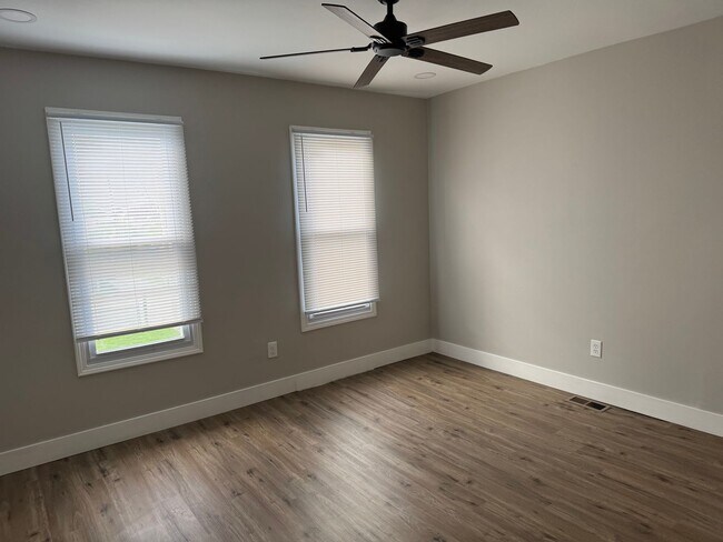 Building Photo - 204-206 E Woodrow Ave