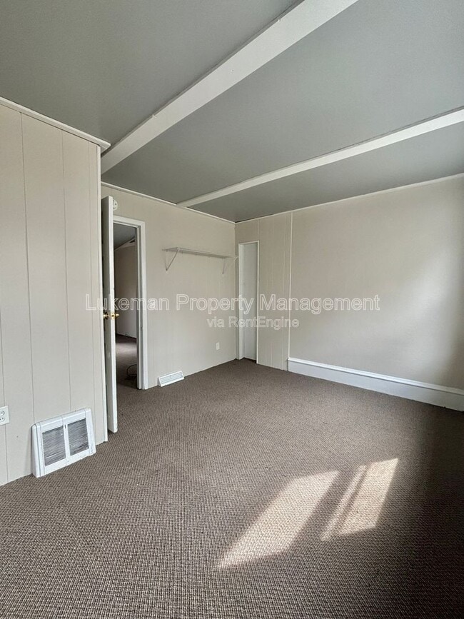 Building Photo - 709 W Walnut St