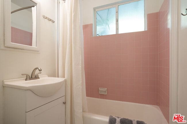 Building Photo - 459 E Avenida Olancha