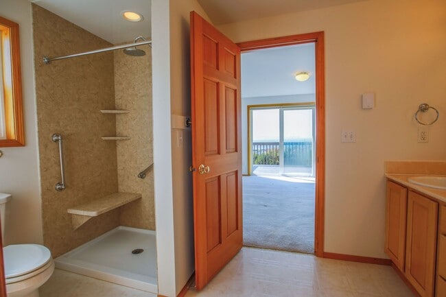 Building Photo - Lovely Mid-Island Home Available August 19th!