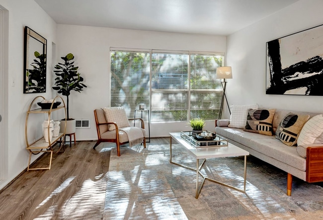 Building Photo - Downtown Bellevue 2 Bedroom 1.5 Bath 2 story Condo