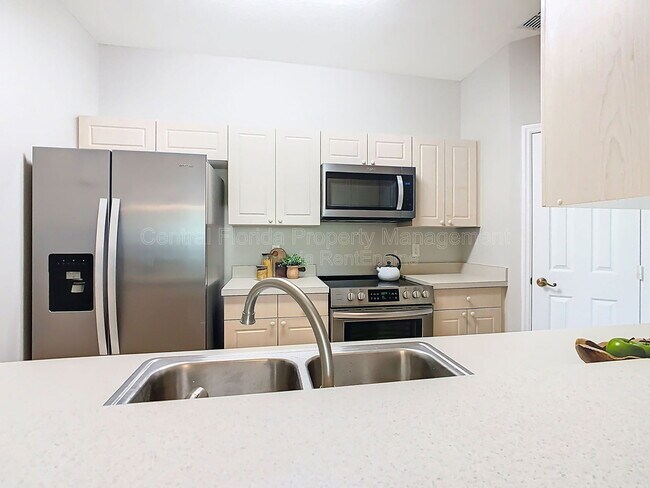 Building Photo - 2300 Silver Palm Dr