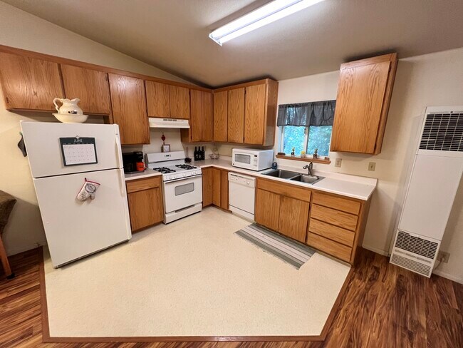 Building Photo - 21896 Fallview Dr