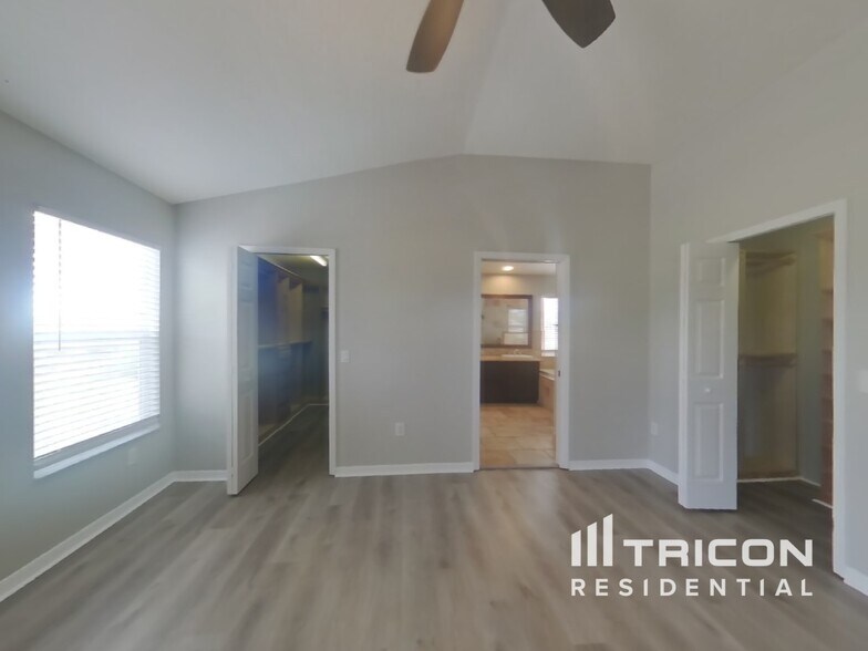 Building Photo - 3600 Cresthill Ln