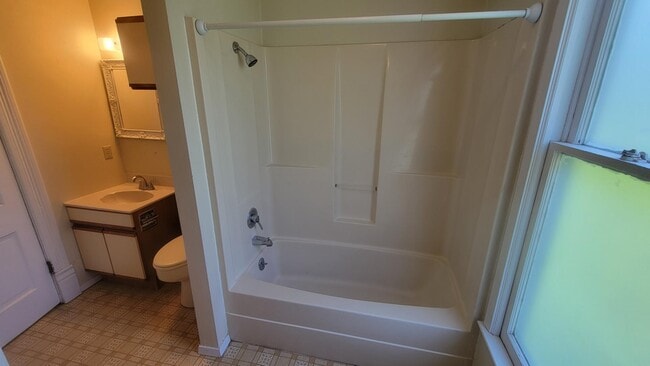 Building Photo - 410 Cottage Ave