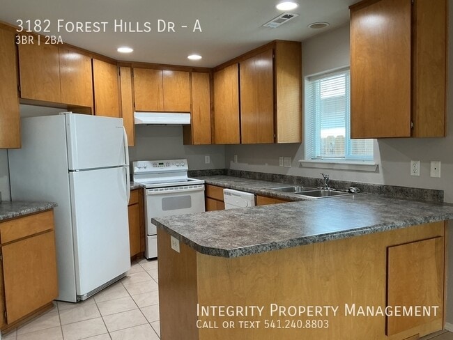 Building Photo - 3182 Forest Hills Dr
