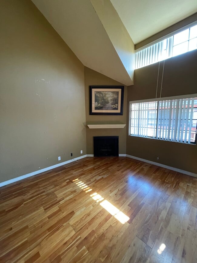 Building Photo - 15946 Vanowen St