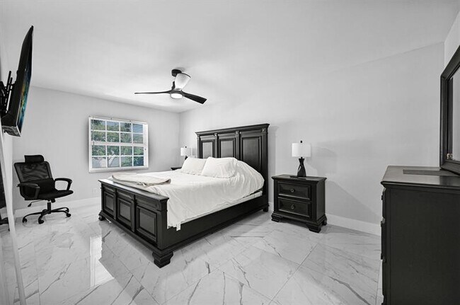 Building Photo - 6279 Bay Club Dr