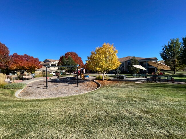 Building Photo - Broomfield! 3 bedroom Townhome! Golf Cours...