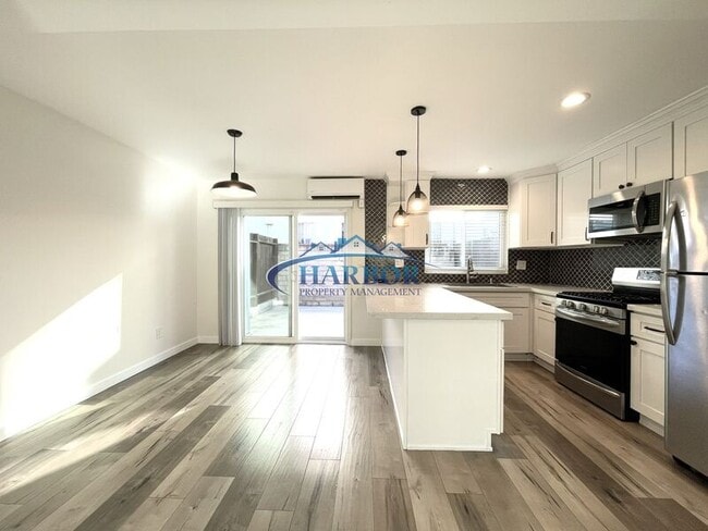 Building Photo - 677 W 39th St