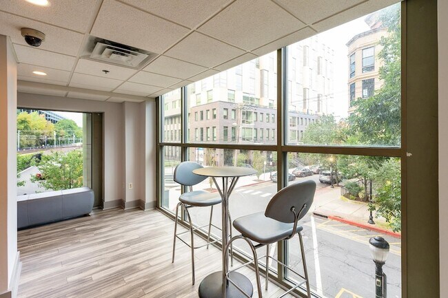 Building Photo - 800 Jackson St