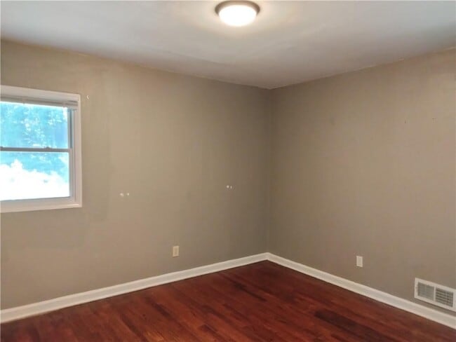 Building Photo - 1914 Shalimar Dr NE