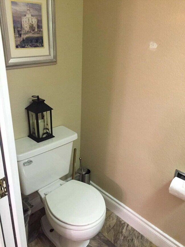 Building Photo - "Charming 2-Bed, 1.5 bath Townhouse Retreat in Saint George