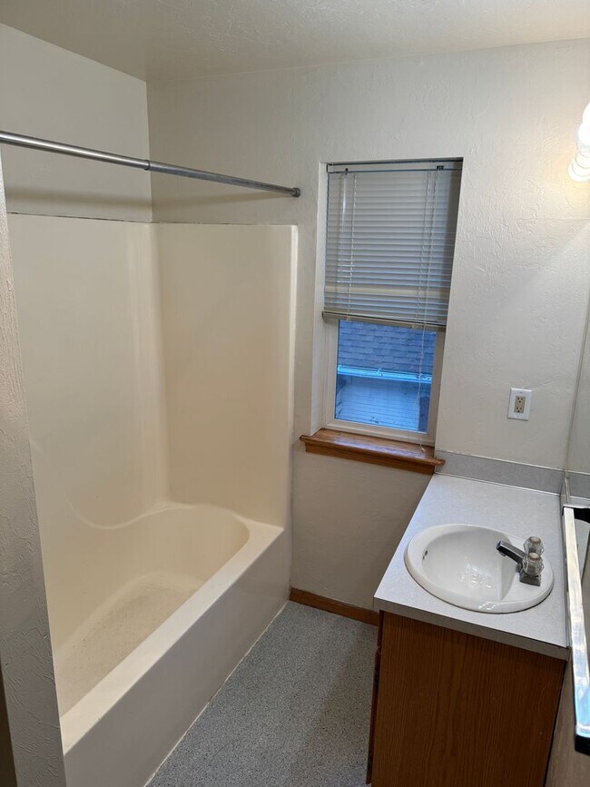 Building Photo - Updated 2 bedroom 1.5 bath duplex!